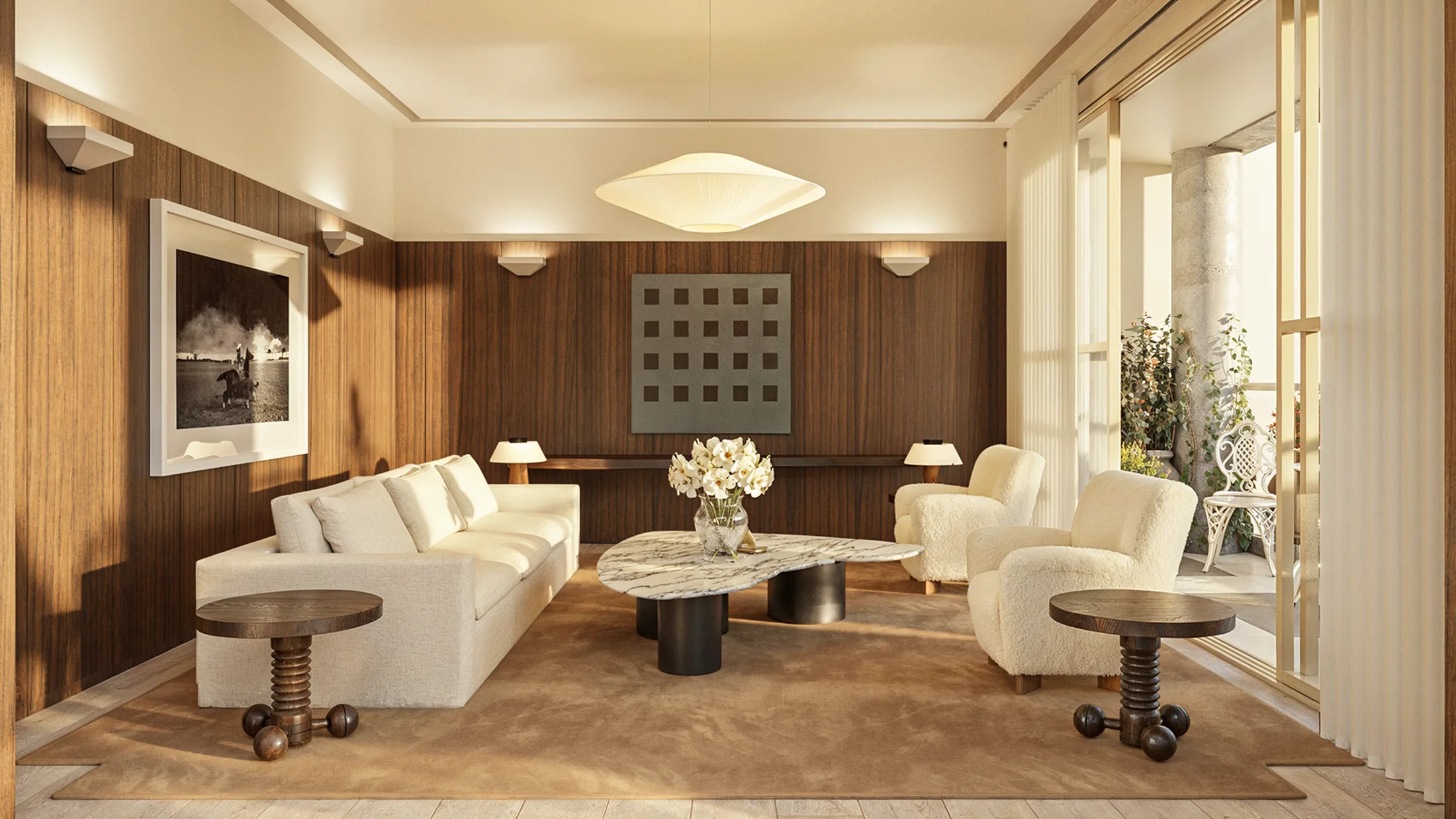 Sala interior del rooftop con paneles de madera